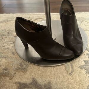 Kristin Davis brown leather booties, size 8.5 M